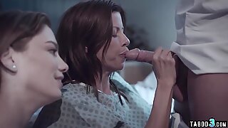 MILF conviene la experiencia sexual pasada con el personal del hospital.