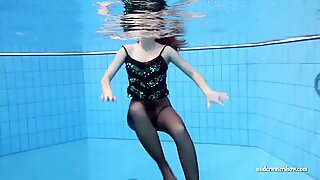 Zuzanna hot under vatten tonåring babe naken
