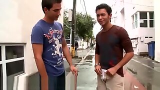 Nackte Teenager-Zwillinge schwul, sogar mit den Leuten