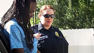الشاب أسود الراستا ليس لديه خيارات أكثر من رجال الشرطة اللعنة