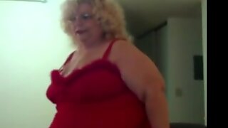 Fet kvinna med en pistol på röd underkläder