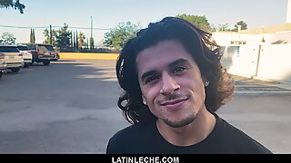 Latinleche - Snoezig Latino Jongen zuigt een ongesneden LUL