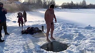 Homem pular no buraco de gelo https://nakedguyz.blogspot.com
