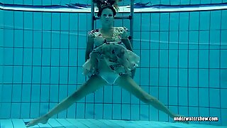 لوسي جورشو روسية مشعر فاتنة في حمام سباحة عارية