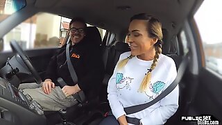 Femei cu sânii mari milf publicly fucks in driving lesson