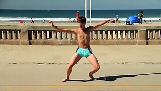 未开发男孩与speedo bulge在沙滩上跳舞/ novinho dan＆ccedil_ando sunga娜普拉亚